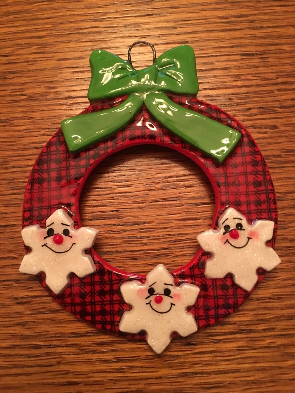 A christmas wreath with three stars on it.
